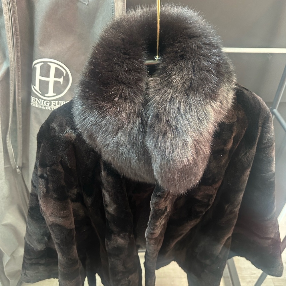 Elegant Black Faux Fur Cape - Picture 7 of 8